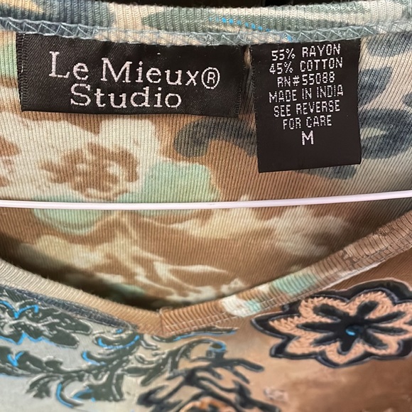 NEW Womens 3/4 sleeve v neck top. Size M Le Mieux Studio brand. Multi colour - Picture 2 of 11